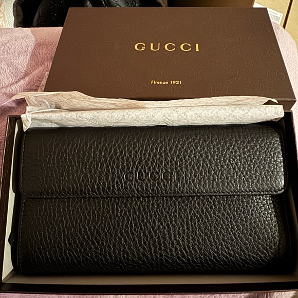 Gucci authentic new black wallet zip closure